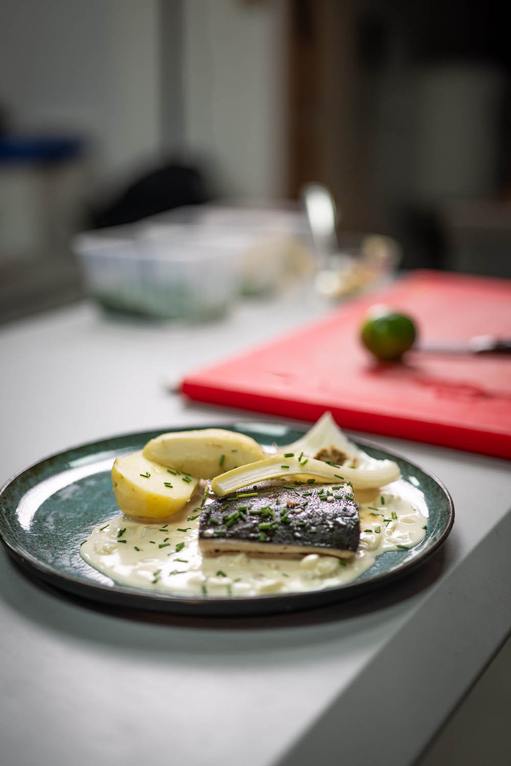 Poisson grillé, sauce crémée et légumes de saison